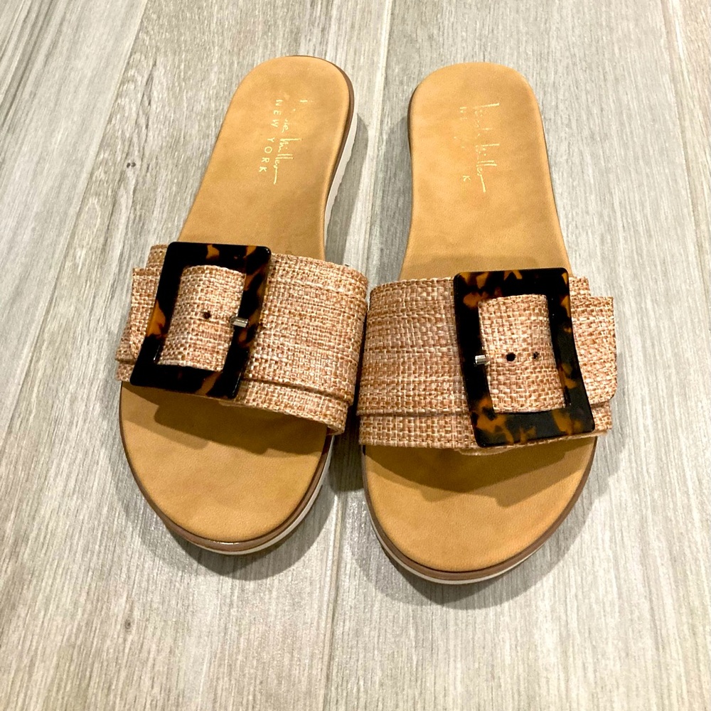 Sandals with tortoise trim